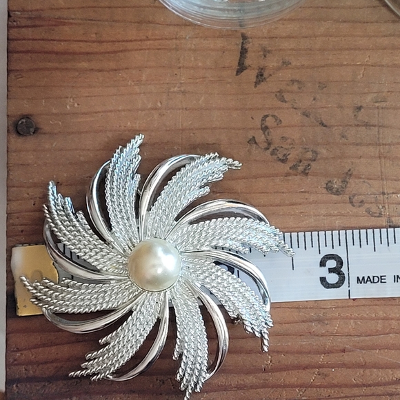 Sarah Coventry Brooch Flower with Faux Pearl Center - Picture 7 of 7